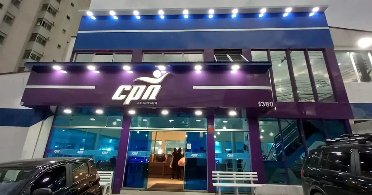 Fachada de vidro de uma academia, com película aplicada